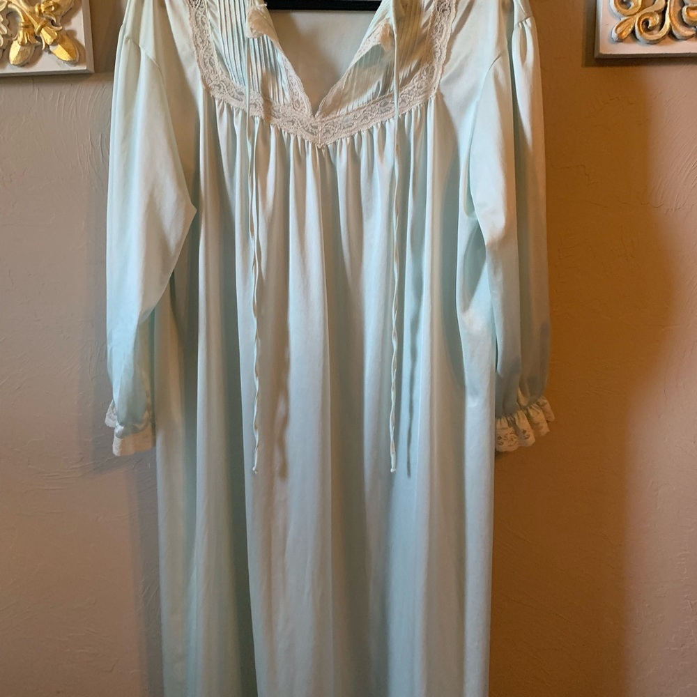 Vintage Elegant Lace-Trimmed Nightgown in Soft Blue & cream
